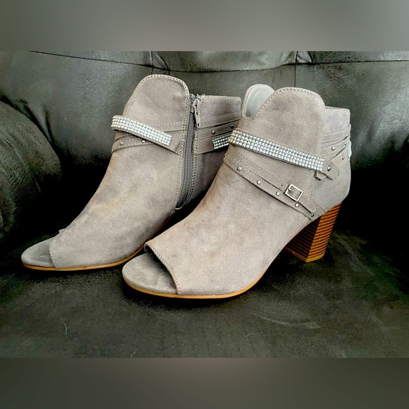 SO Shoes - 💚 SO peep toe ankle boots with bling. size 10. NWOT